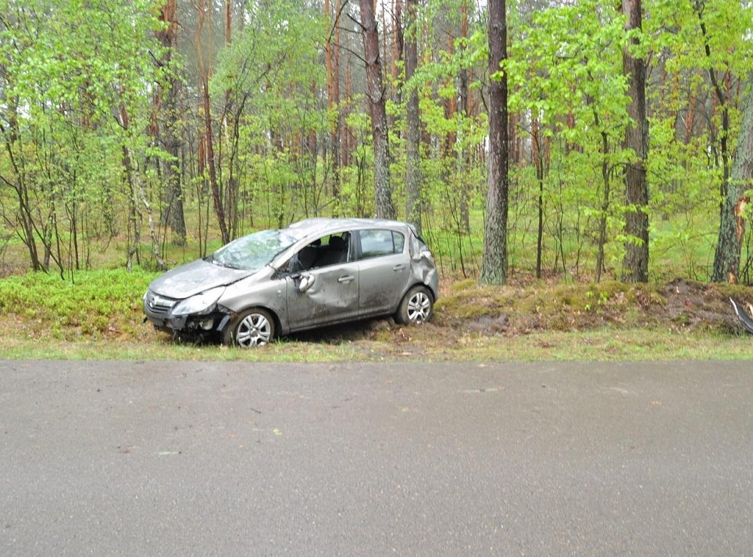 Do rowu i w drzewo. Warunki pogodowe nie sprzyjały kierującej