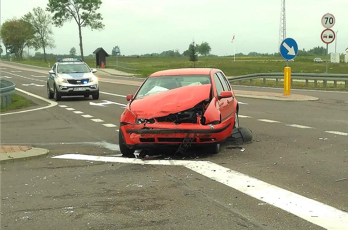 Golf zderzył się z audi. Utrudnienia na krajowej dwójce