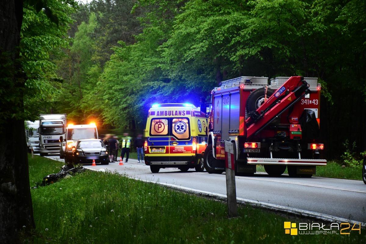 Na skraju lasu motocyklista uderzył w drzewo