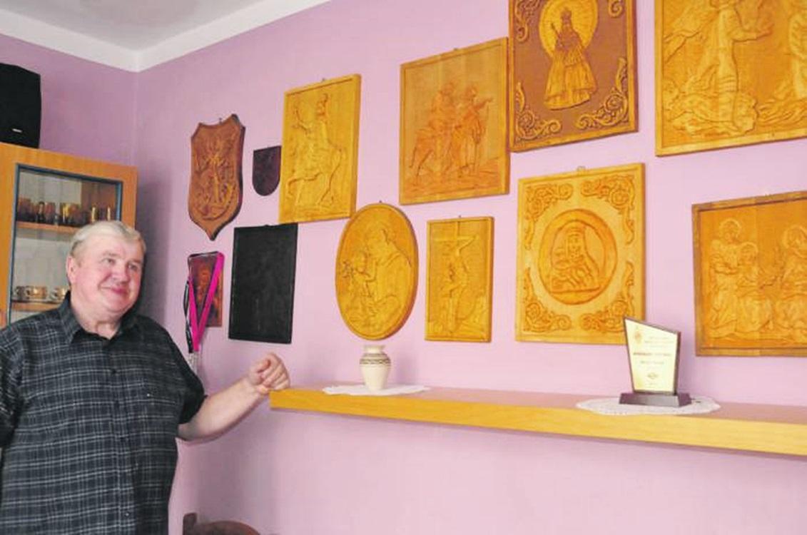 Wyrzeźbił herb i godło. Zawiśnie w ważnym miejscu