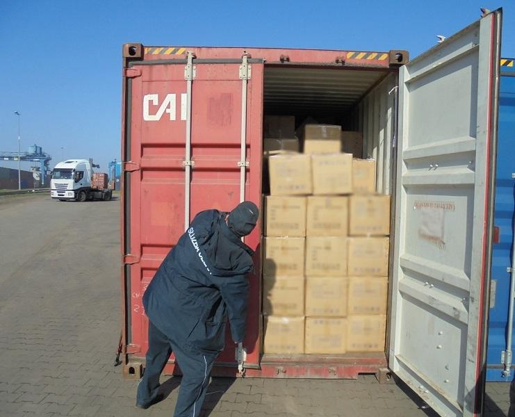 Odprawili kontener z ochronną odzieżą