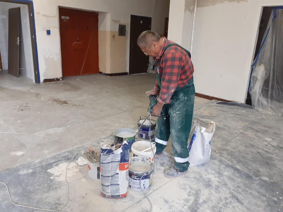 Pracownik szkoły wyremontował 600 m2 sufitów i ścian