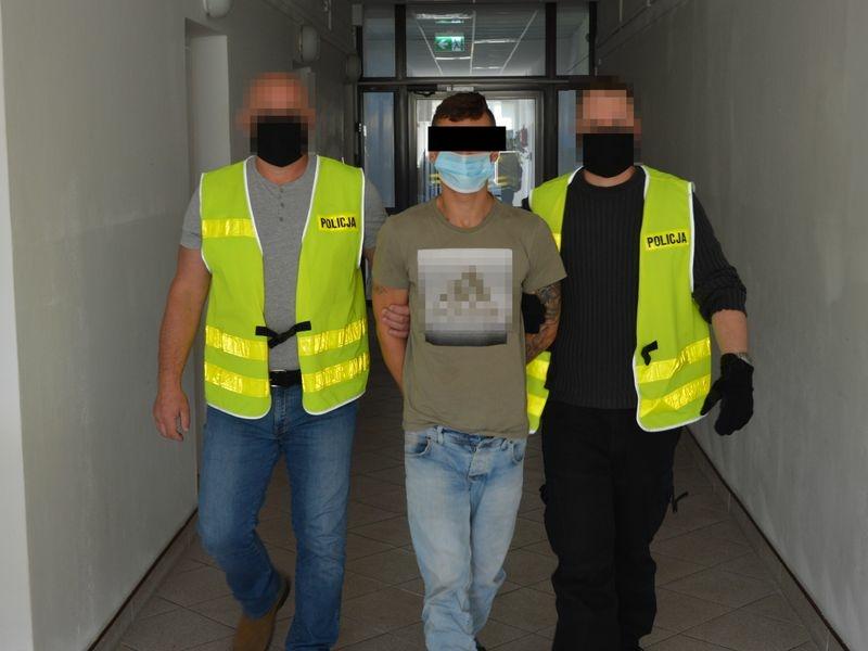 Wyprowadzili go w kajdankach za kradzież katalizatorów