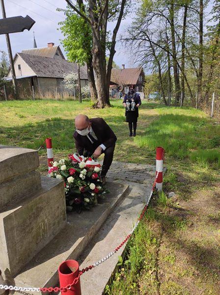 Wójt z przewodniczącą złożyli kwiaty