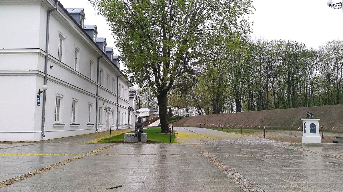 W urodziny mieli zaprezentować ławeczkę Kaczyńskiego