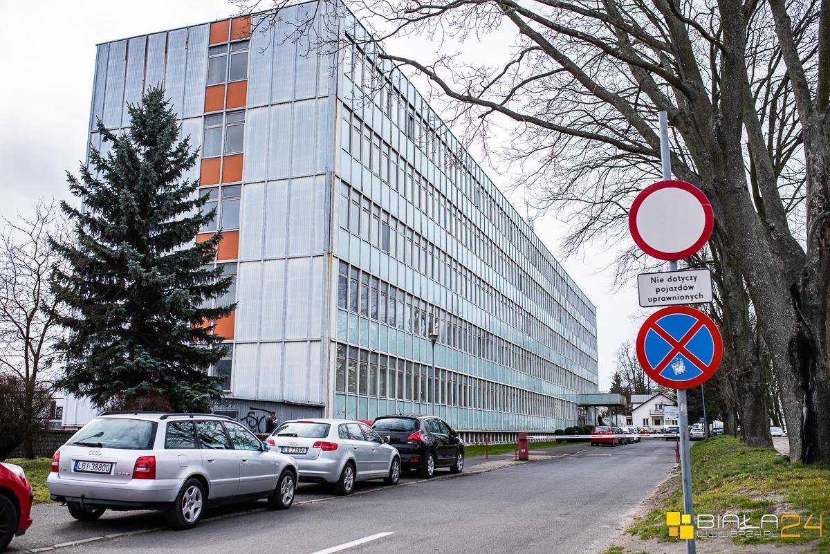 Starosta otwiera kasę. Obsługa petenta nadal po uprzednim kontakcie
