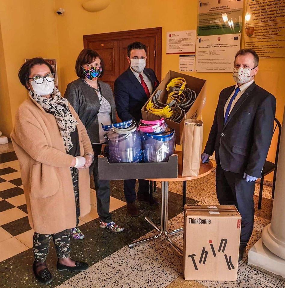 Nadal szyją maseczki. Używają też drukarki do wytwarzania przyłbic