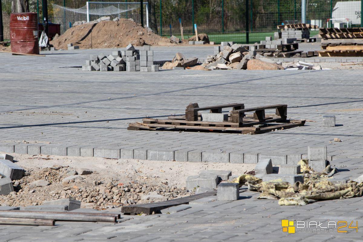 Parking przy stadionie w zaawansowanej budowie. Zdjęcia z przebiegu