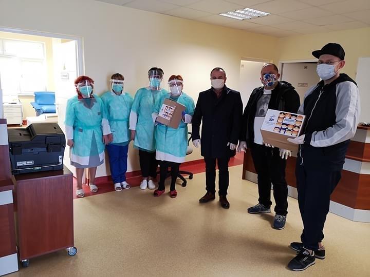 Radni Zjednoczonej Prawicy przekazali maseczki do Centrum Krwiodawstwa