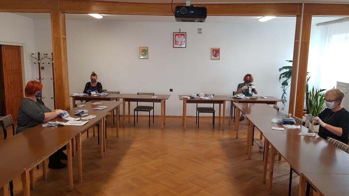 Uszyte maseczki rozwieziono mieszkańcom