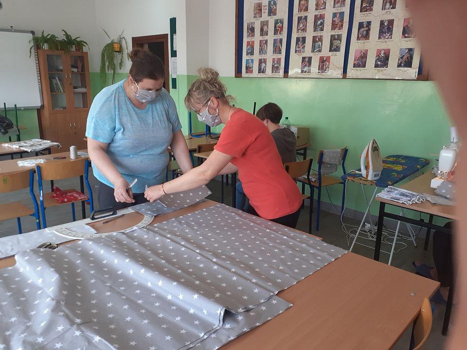 W szkole szyją maseczki