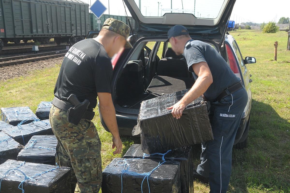 Wwozili fajki pod wagonami