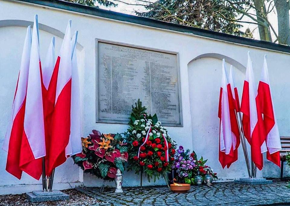 Uczcili pamięć zamordowanych przez NKWD. Pamiętali też o katastrofie w Smoleńsku