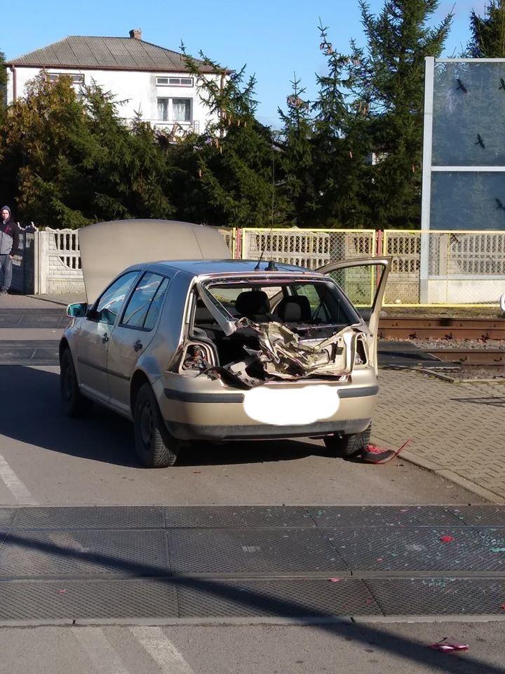 Pociąg uderzył w golfa. Kierowca i dróżniczka w szpitalu