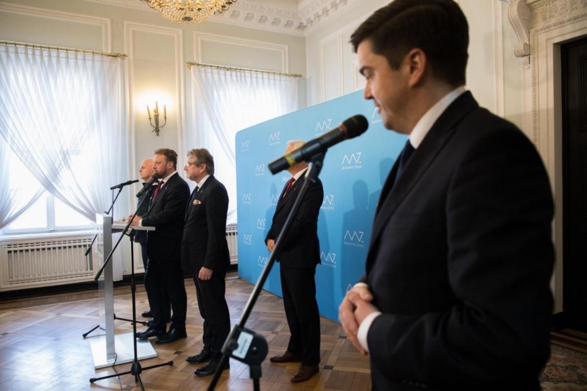 Minister ogłosi stan zagrożenia epidemicznego. Zostańmy w domach!