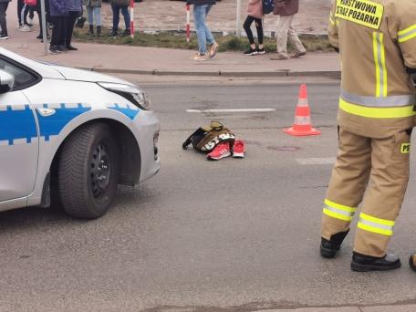 Osoba wypadła z butów, przejechała na masce auta kilka metrów