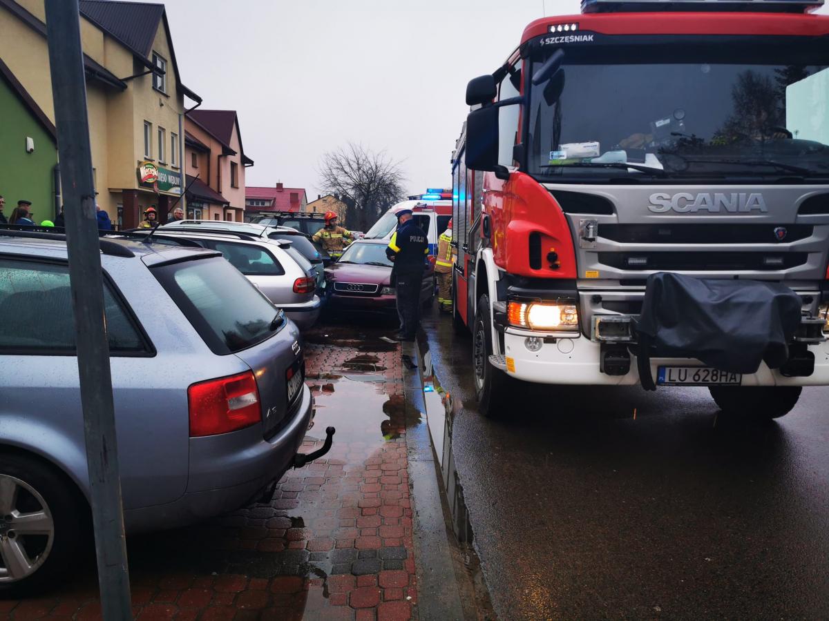 Cztery auta uszkodzone. Służby ratownicze na miejscu