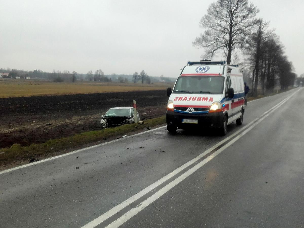 Uderzył w drzewo z krzyżem. Jedna osoba poszkodowana