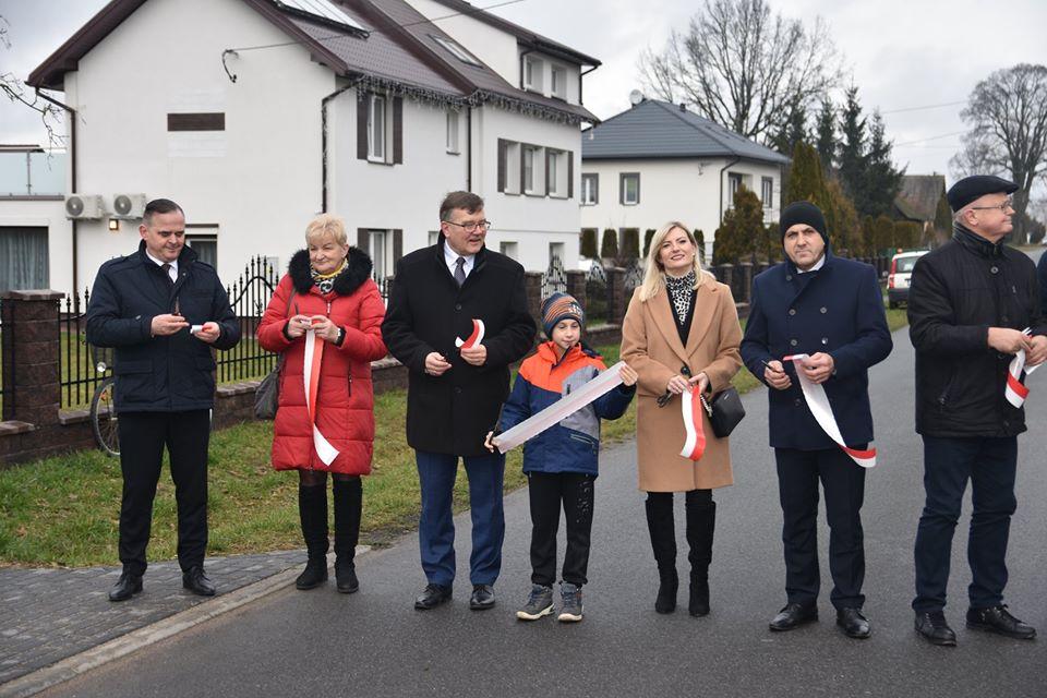 Szersza droga i nowe zjazdy. Mieszkańcy mają też chodnik