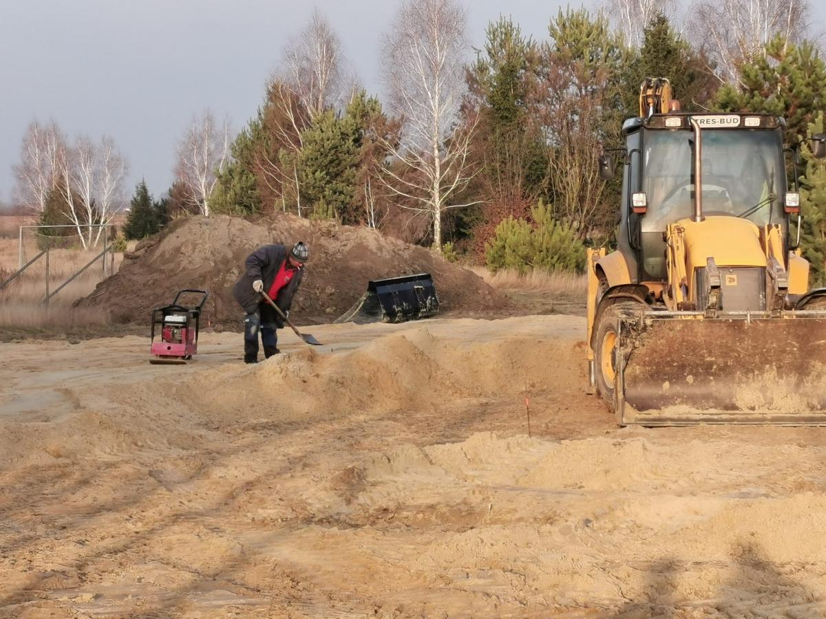 Rakowiska budują boisko ze sztuczną nawierzchnią