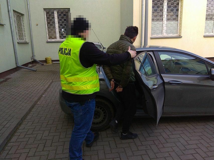 Zaszedł od tyłu, rozpylił gaz i wyszarpał torebkę