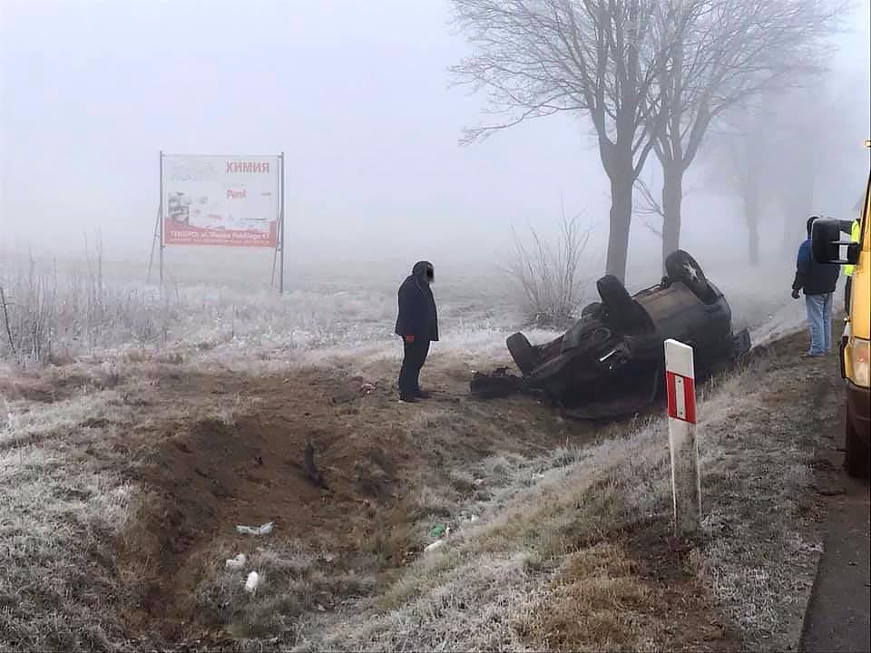 Kierujący wpadł w poślizg i wjechał do rowu
