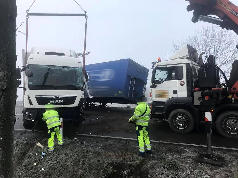 Ciężarówką wjechała w wyciąganą naczepę