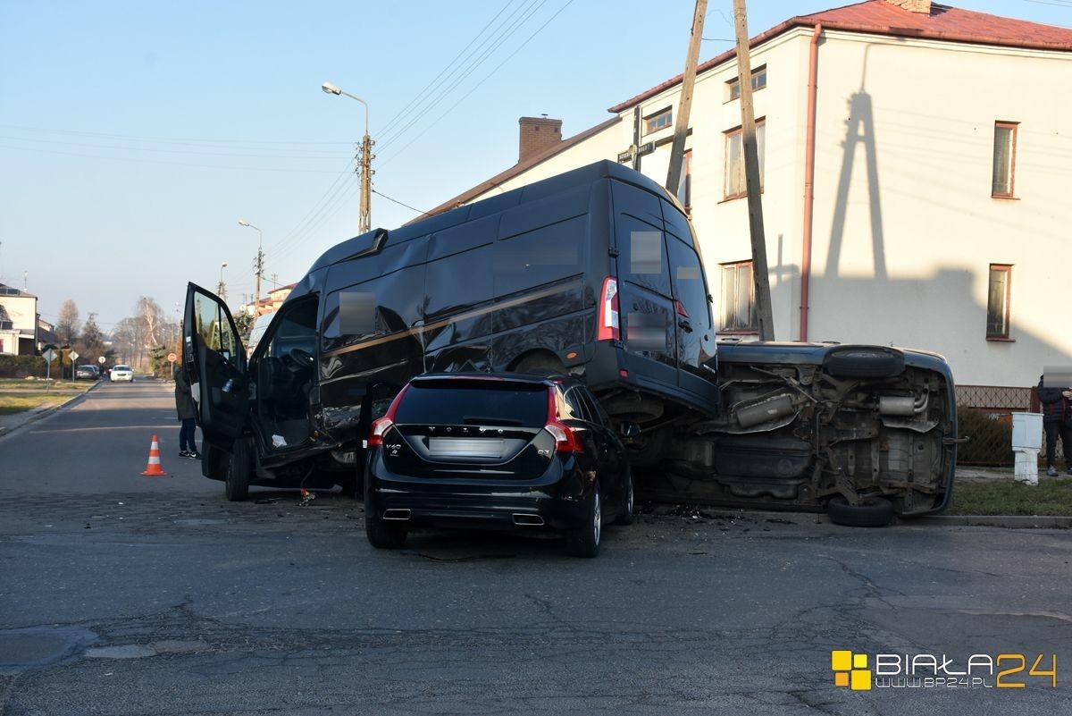 Wbili się w niego z dwóch stron. Policja ustala okoliczności