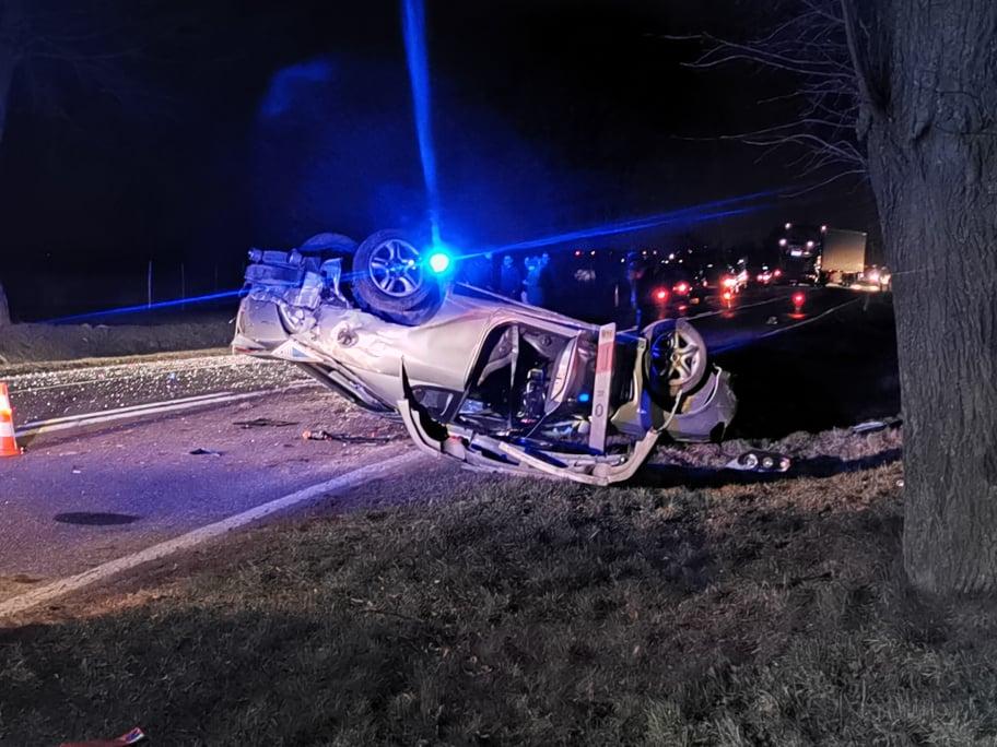 Dachował na prostej. Droga jest nieprzejezdna