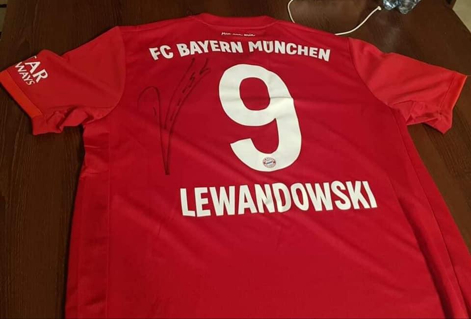 Wylicytuj koszulkę Lewandowskiego i pomóż