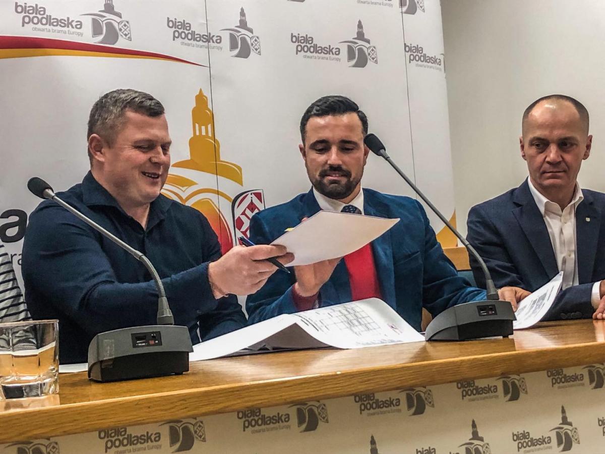 Murawa będzie do końca maja. Wykonawca zbudował wiele boisk