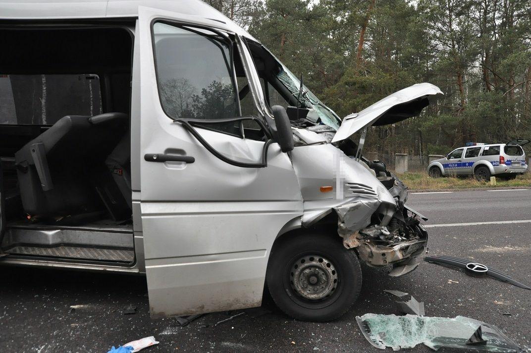 Bus z pasażerami wjechał w ciężarówkę