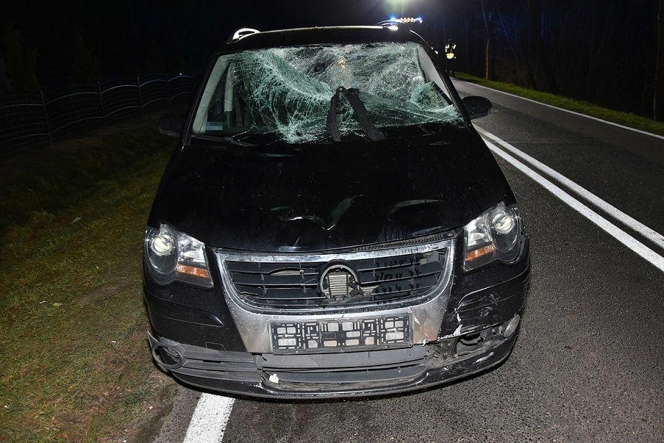 Wjechała Touranem w rowerzystę. Mężczyzna przetransportowany śmigłowcem