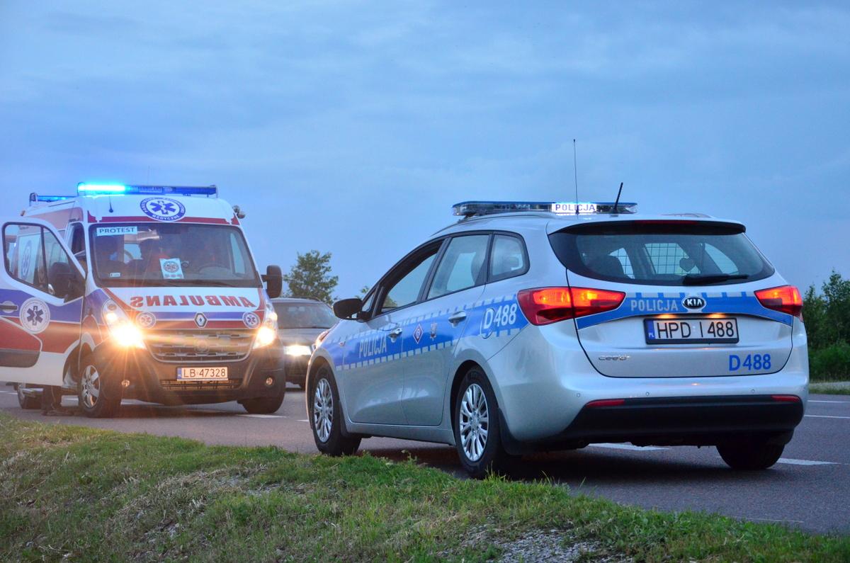 Ciężarówka uderzyła w ciężarówkę, uszkadzając osobówkę