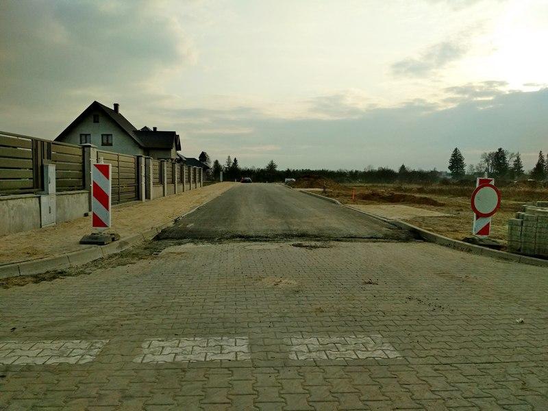 Na Spokojnej w Konstantynowie kładą asfalt