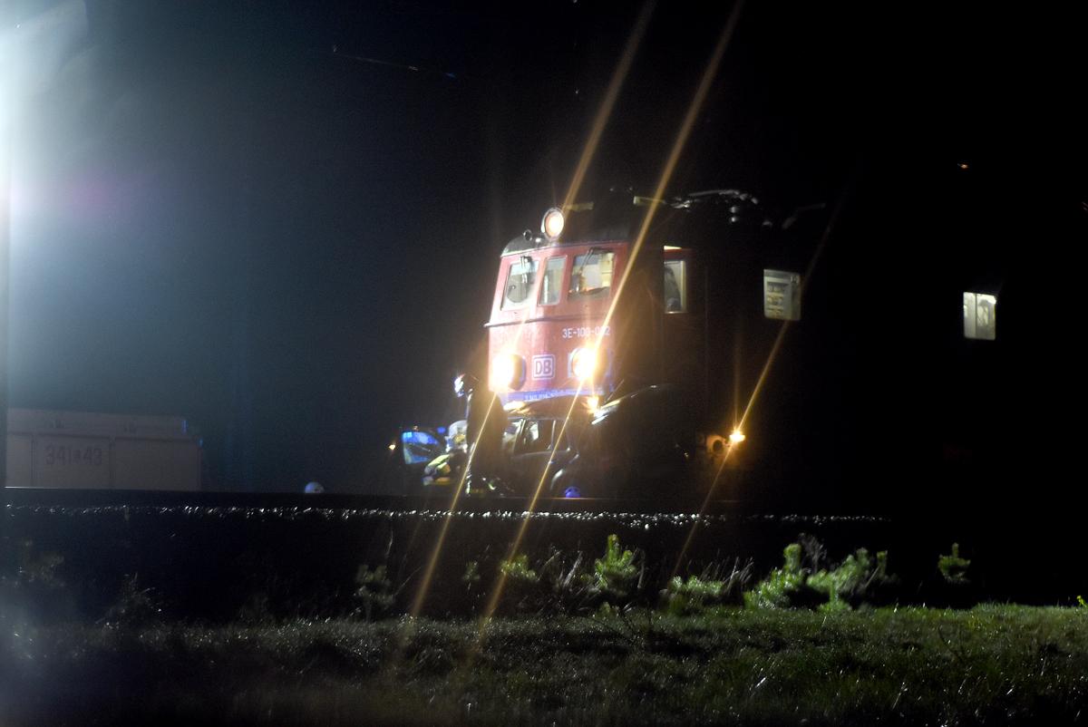 Auto znalazło się 200 metrów od przejazdu. Kierowca zginął