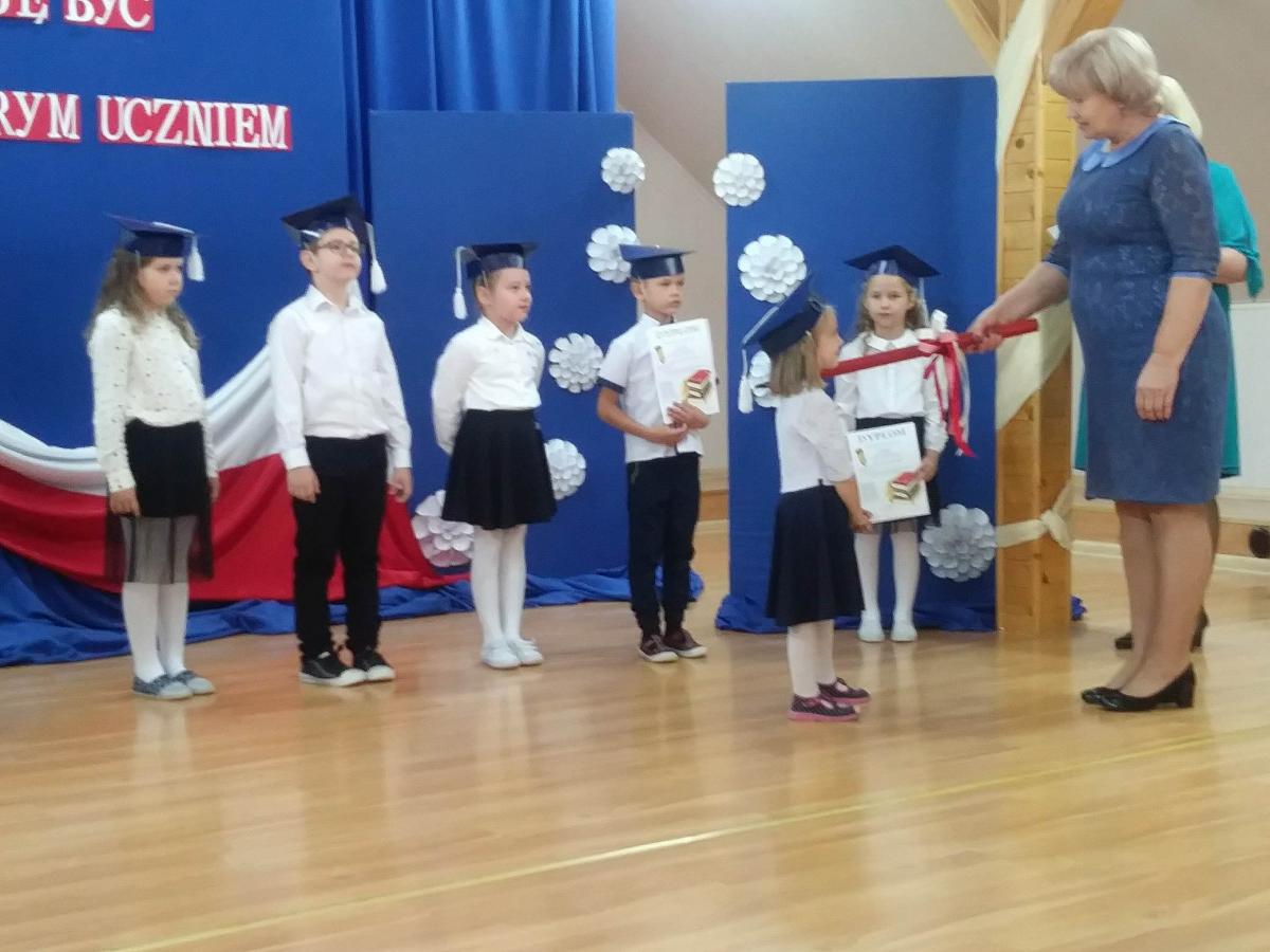 Nowi uczniowie ślubowali na sztandar