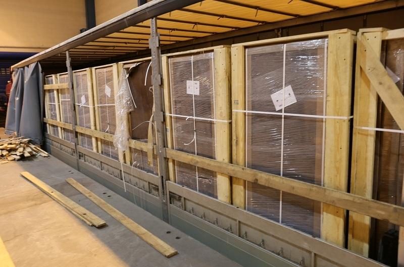 Rekordowy przemyt na granicy. Prawie pół miliona paczek papierosów w naczepie
