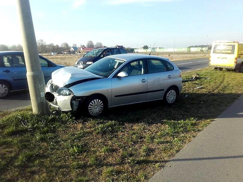 Auto wjechało w latarnie. Po dojeździe służb nie było nikogo