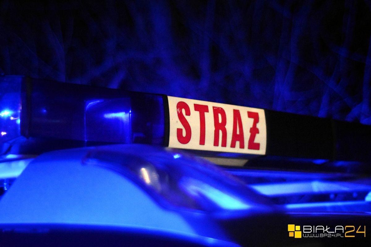 Silny wiatr złamał drzewo. Uderzyła w nie ciężarówka