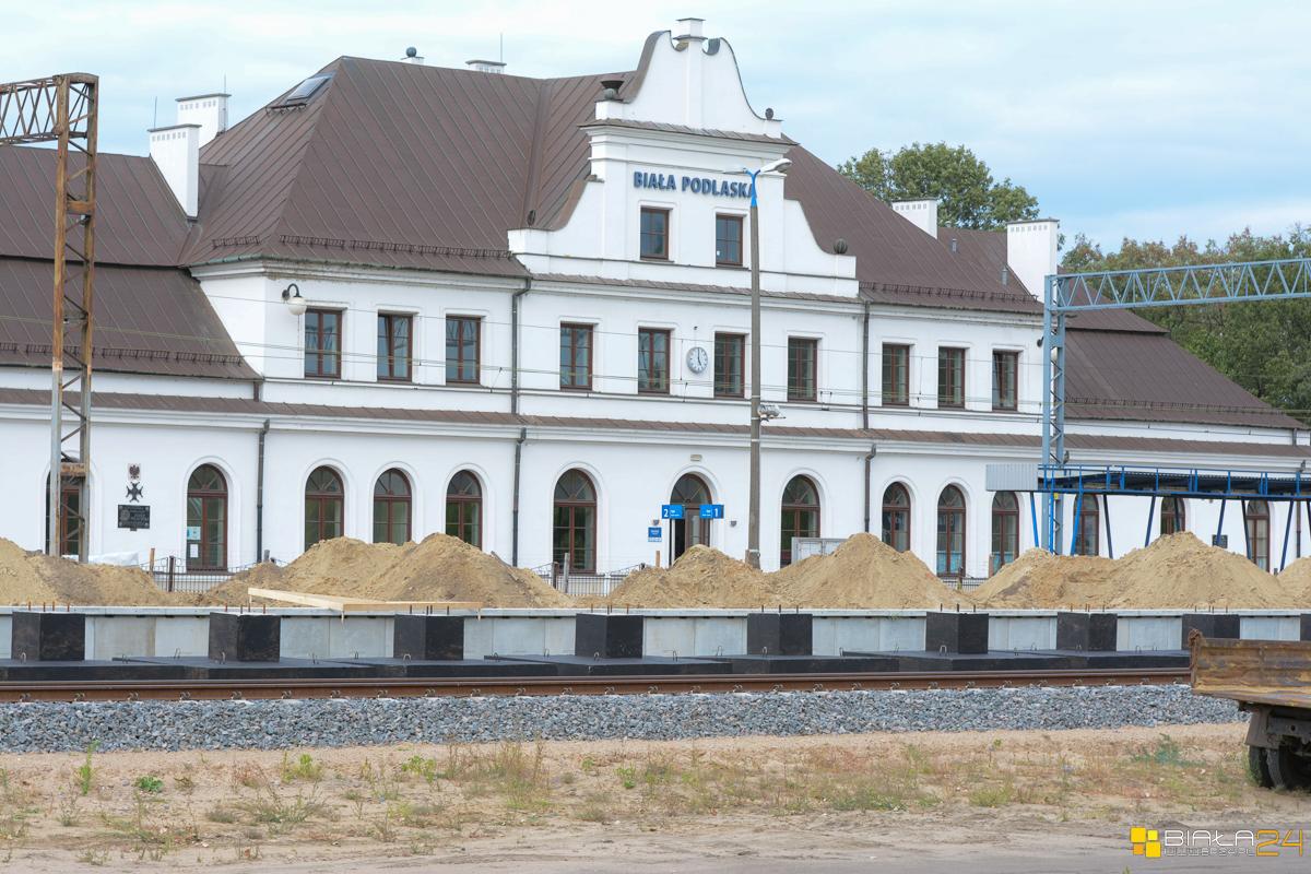 Zmienia się dworzec i kładzione są tory. Zobacz to na zdjęciach