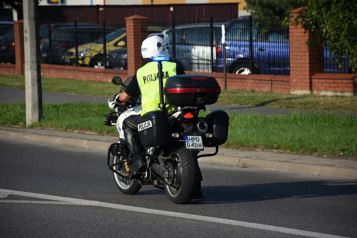 Uszkodził drzwi i szuka go policja