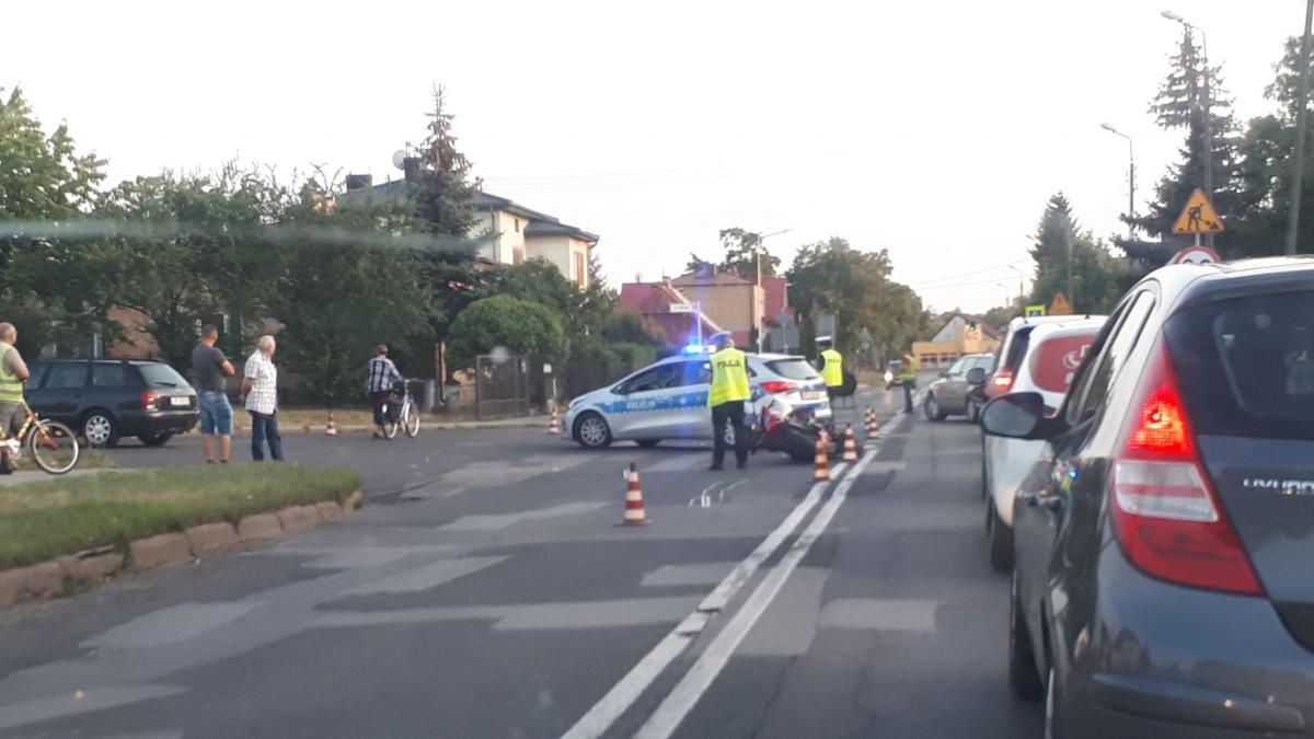 Motocyklista wylądował na asfalcie