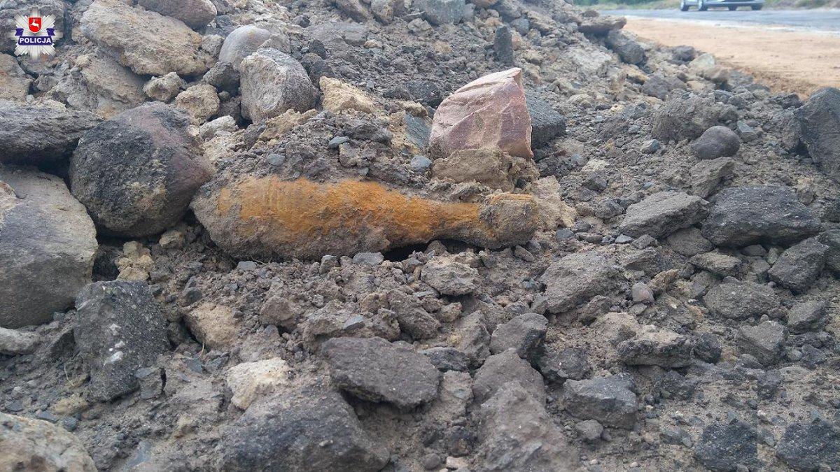 Znaleźli granat na drodze powiatowej