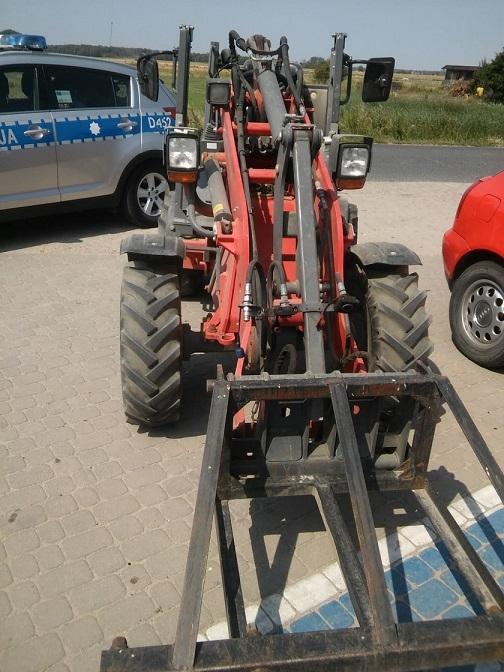 Pijany prowadził koparkę. Schował się przed policją w sklepie