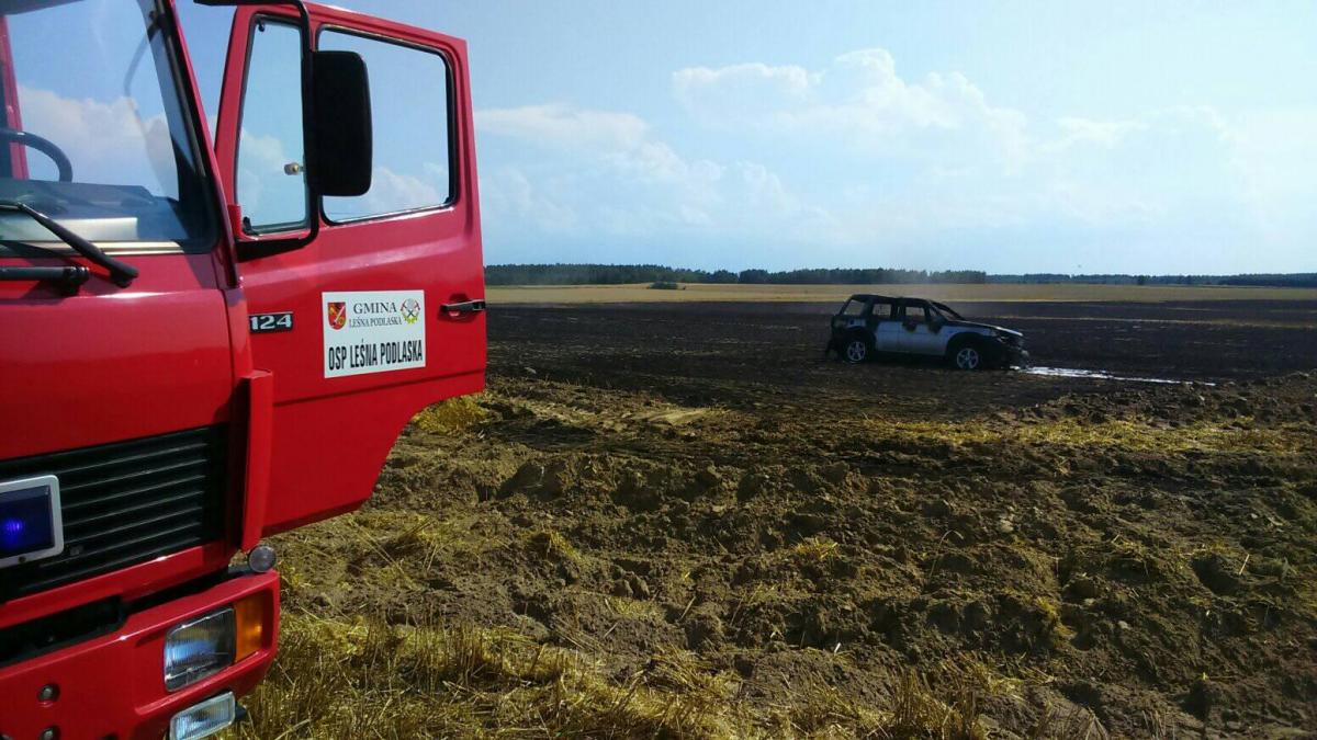 Płonęło pole a na nim samochód osobowy
