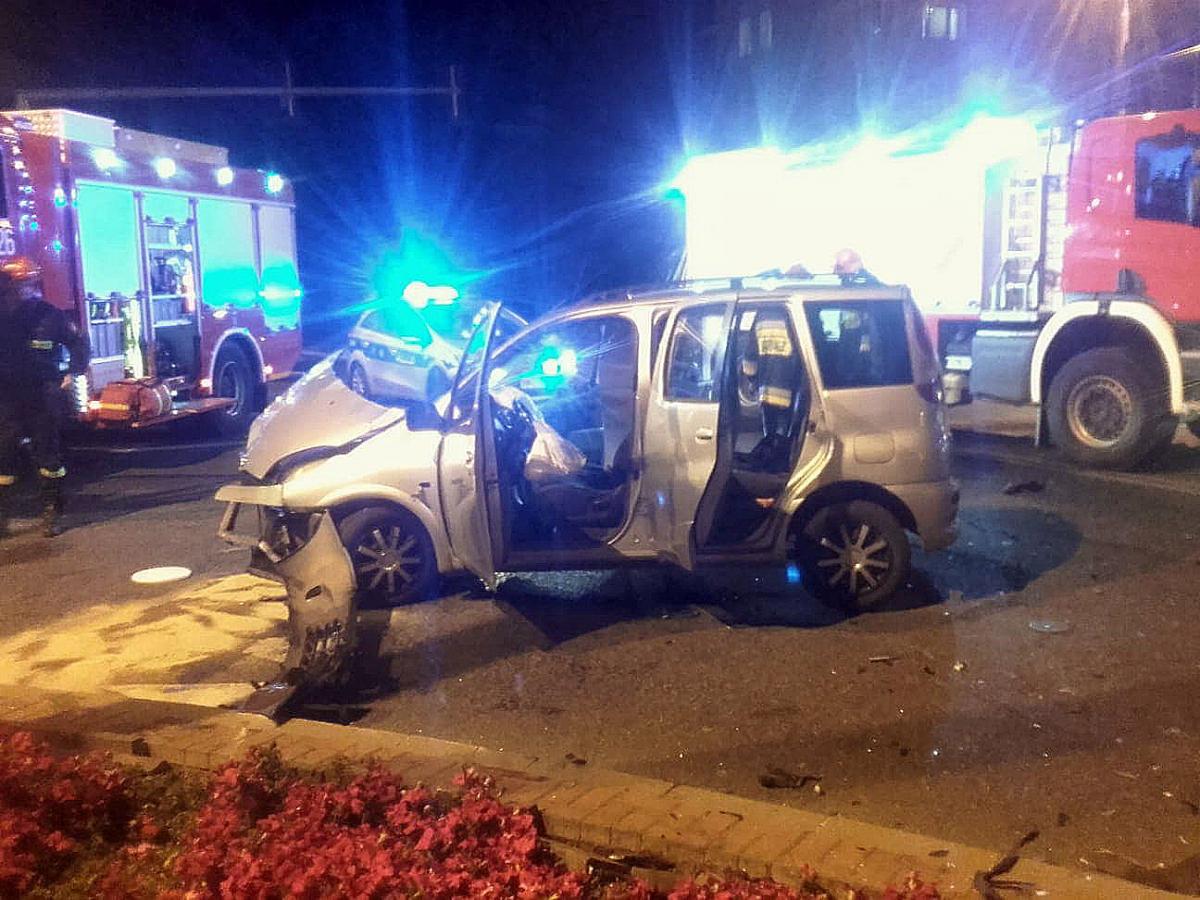 Jeden na trawniku, drugi na ulicy. Wypadek na skrzyżowaniu
