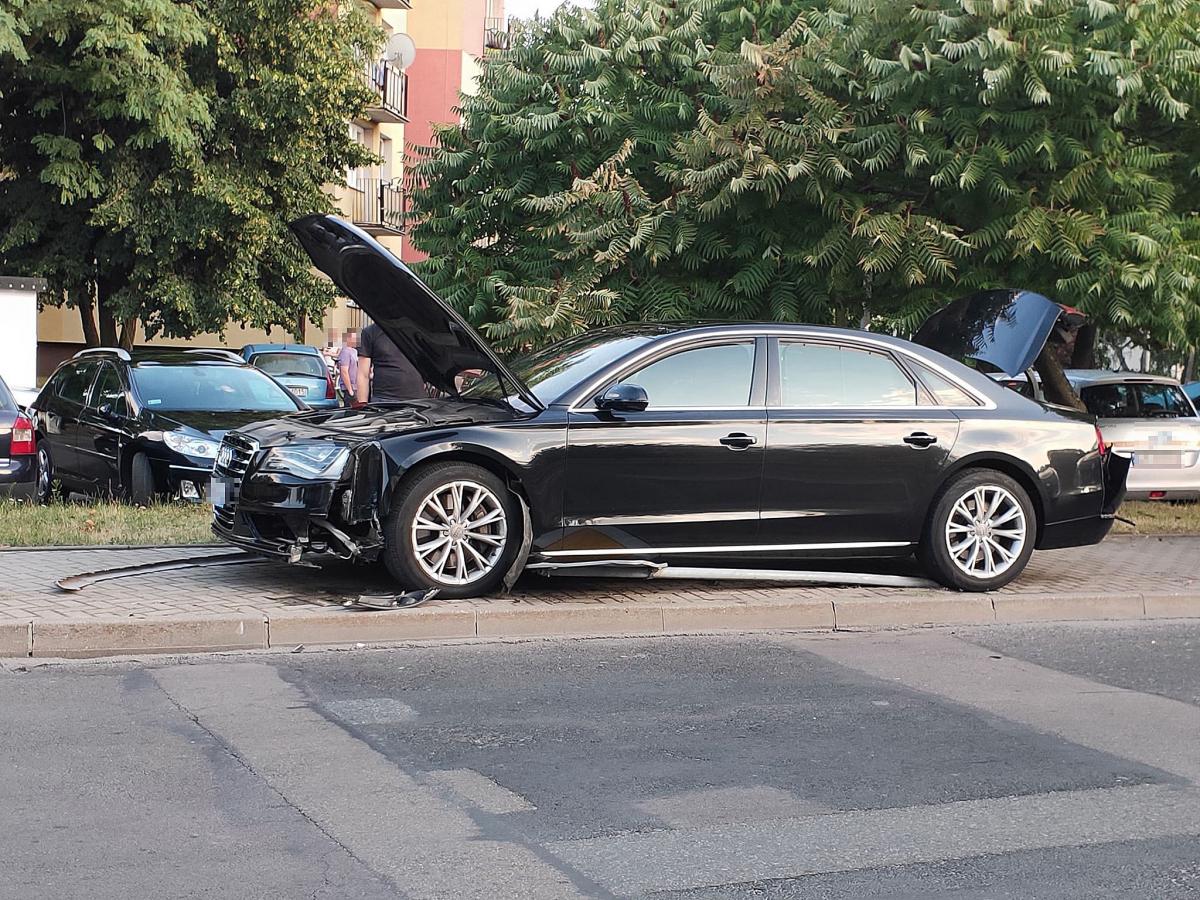 Najechał na tył Audi, ta uderzyła w znak