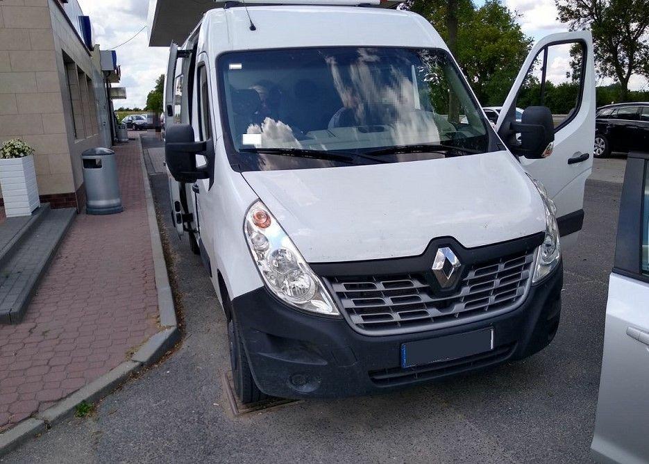 Wpadli przez kradzione auta. Znaleziono przy nich narkotyki
