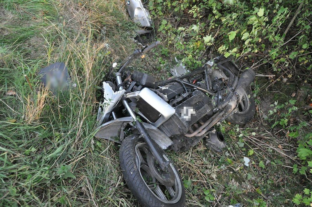 Wjechał w znak drogowy. Zmarł na drodze